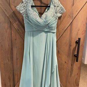 Elegant Lace-Trimmed Mint Green Dress